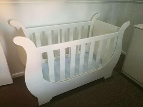 Sleigh cot and compactum 