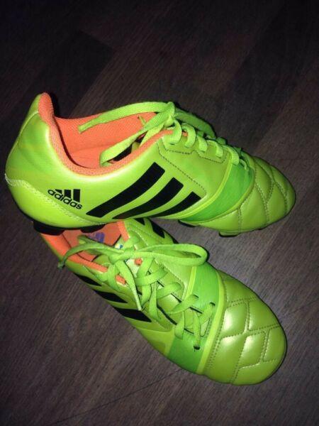 Size 4 soccer boots as new  