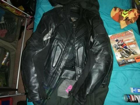 Fully padded leather motorcycle jacket(R1500 neg. Urgent) 