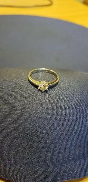 18 carat white gold ring 