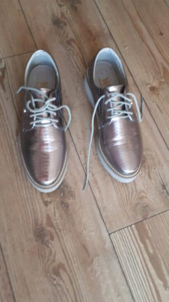 Metalic silver brogues 