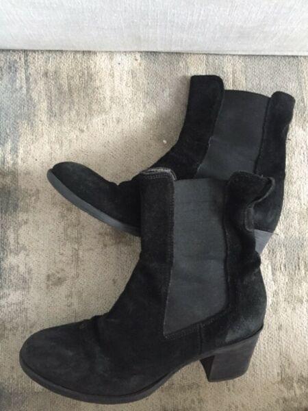 Black boots 