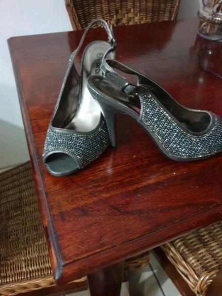 2 pairs of heels for sale 