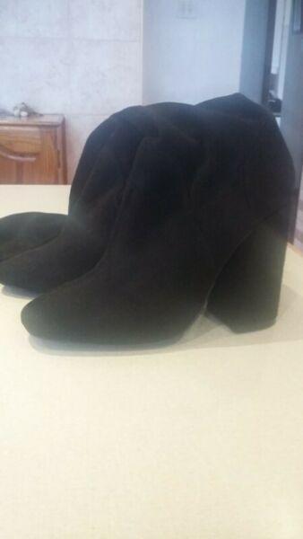 BLACK SUEDE BOOTS WITH HEELS(SIZE 6) 