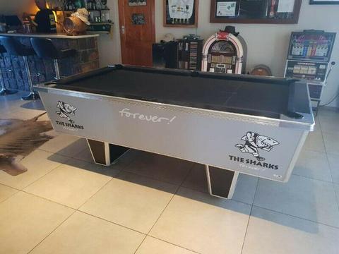 Pool Table complete with que set and pool balls 