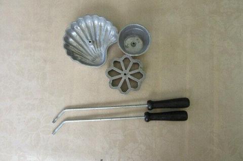 3 VARIOUS ALUMINIUM SNACKLE IRONS WITH 2 HANDLES - AS PER SCAN 