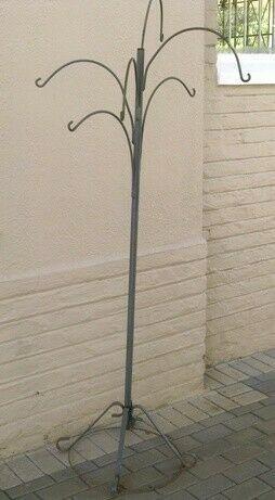 Plant stand for hanging plants / bird feeders 