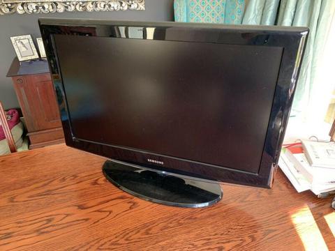 Samsung 32” TV with remote 