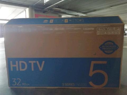 SAMSUNG 32 INCH SMART TV BRAND NEW IN THE BOX CONTACT GEORGE ON: 083 715 0260 